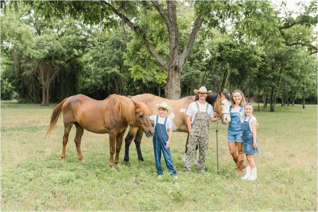 Family pictures in Houston with 2 horses