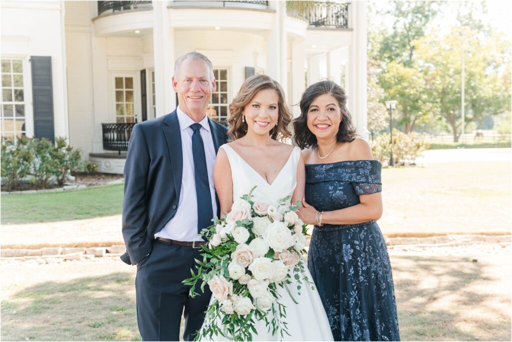 Formal family pictures with mom and dad at Jacksonvile Florida wedding